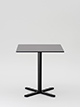 Sonderausführung, Einsäulentisch 70 x 70 cm, Höhe 73 cm
Tischplatte Compact-Schichtstoff schwarz, Kern schwarz
Tischsäule/Kreuzfuß pulverbeschichtet schwarz
