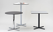 Einsäulentisch Ø 75 cm, Höhe 73 cm
Tischplatte Compact-Schichtstoff anthrazit, Kern schwarz
Tischsäule/Kreuzfuß verchromt
Einsäulentisch 70 x 70 cm, Höhe 73 cm
Tischplatte Compact-Schichtstoff Dekor Alu, Kern schwarz
Tischsäule/Kreuzfuß pulverbeschichtet anthrazit
Einsäulentisch Ø 75 cm, Höhe 105 cm
Tischplatte Compact-Schichtstoff weiß, Kern schwarz
Tischsäule/Kreuzfuß pulverbeschichtet weißalu
