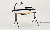 Schreibtisch, 70 x 120 cm, Höhe 75 cm
Tischplatte Schichtstoff staubgrau mit Massivholzkante Eiche natur
Tischgestell pulverbeschichtet schwarz