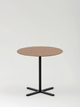 Beistelltisch Ø 55 cm, Höhe 50 cm
Tischplatte MDF furniert, American Nussbaum
Tischsäule/Kreuzfuß pulverbeschichtet schwarz