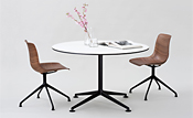 Einsäulentisch mit Alu-Untergestell Ø 120 cm, Höhe 73 cm
Tischplatte Compact-Schichtstoff weiß, Kern schwarz
Sternfuß und Tischsäule pulverbeschichtet schwarz
Schalenstuhl mit Alu-Drehgestell JOY_AL
Sitzschale Nussbaum Recon natur
Alu-Drehgestell pulverbeschichtet schwarz