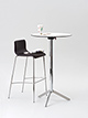 Einsäulentisch Ø 70 cm, Höhe 107 cm
Tischplatte Compact-Schichtstoff weiß, Kern schwarz, Tischsäule/
Dreibeinfuß verchromt, Standardausrüstung Klapptischadapter
Barhocker MILANO
Sitz gepolstert, Bezug Leder
Hockergestell verchromt