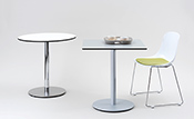 Bistrotisch 70 x 70 cm, Höhe 73 cm
Tischplatte Compact-Schichtstoff Dekor Alu, Kern schwarz
Tischsäule/Tellerfuß pulverbeschichtet weißalu
Bistrotisch Ø 75 cm, Höhe 73 cm
Tischplatte Compact-Schichtstoff weiß, Kern schwarz
Tischsäule verchromt, Tellerfuß INOX geprägt
Kufenstuhl PURE
Sitzschale SAN weiß, Kufengestell verchromt
Sitzauflage Filz